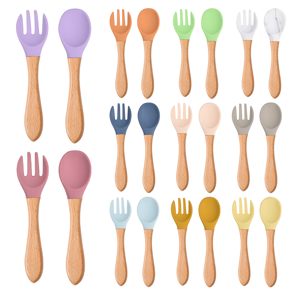 Baby Kitchen Food - 2 ピース/セットベビーシリコーンスプーンフォーク木製ハンドルベビー授乳食器幼児幼児授乳アクセサリー食器